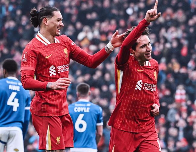 Arne Slot động viên Federico Chiesa sau bàn thắng đầu tiên cho Liverpool 1