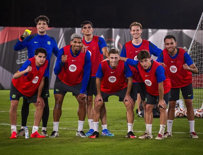 Hansi Flick trả lời ẩn ý về trường hợp của Ronald Araujo 1