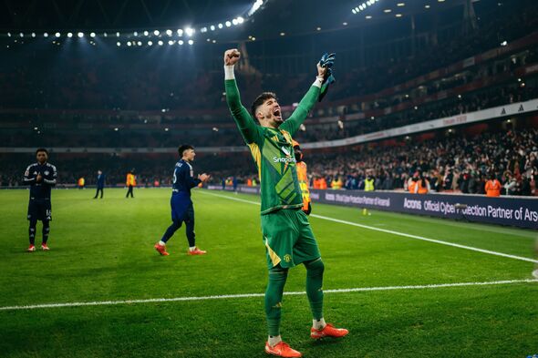 Bruno Fernandes ngợi khen Altay Bayindir sau màn hóa người hùng cho MU