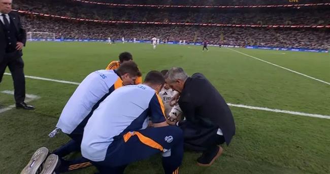 Raphinha ngăn Kylian Mbappe được chăm sóc y tế trong trận 2