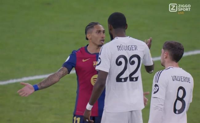 Raphinha ngăn Kylian Mbappe được chăm sóc y tế trong trận 3