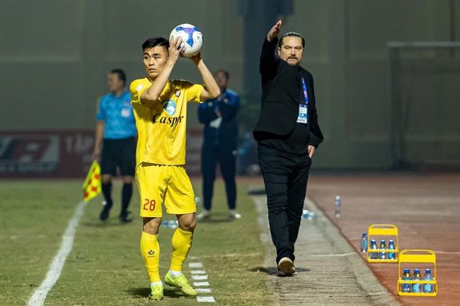 Cuộc so tài từ...khán đài giữa HLV Quảng Nam và Thanh Hóa