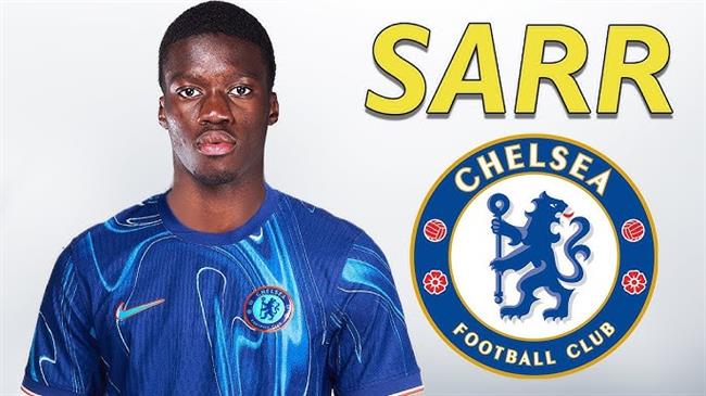 Mamadou Sarr dang tren duong gia nhap Chelsea.