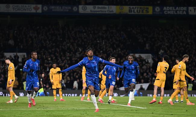 Enzo Maresca không hài lòng với một điều ở Noni Madueke 1
