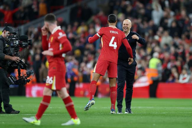 Virgil Van Dijk va Arne Slot lap ky luc trong ngay Liverpool danh bai Lille.