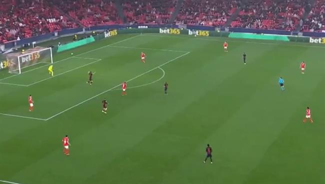 Thủ môn Benfica mắc sai lầm khó tin trước Barca