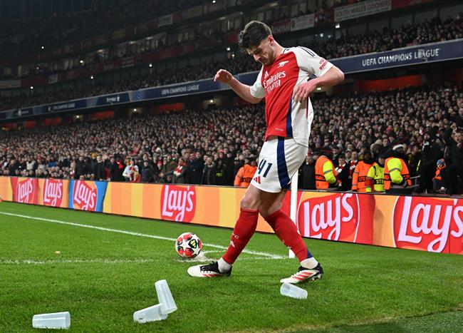 Declan Rice nhận cơn mưa rác từ CĐV Dinamo Zagreb 1