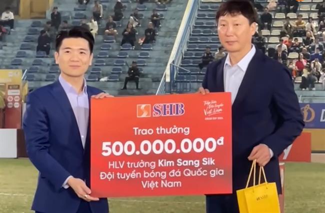 HLV Kim Sang Sik nhận 'quà tết' to từ bầu Hiển