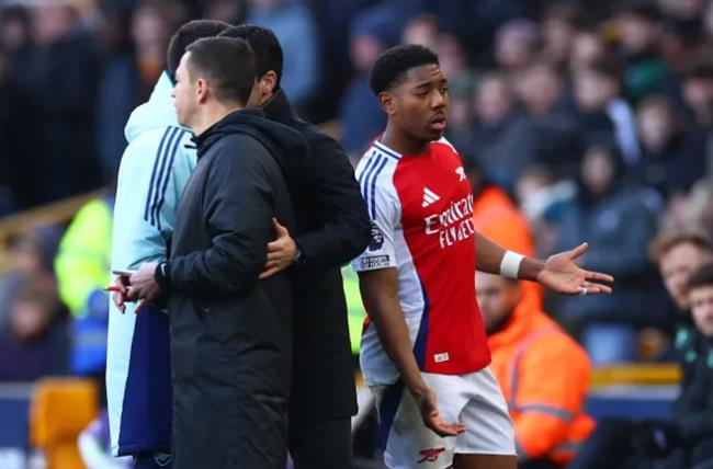 Myles Lewis-Skelly phản ứng thế nào sau tấm thẻ đỏ trước Wolves?