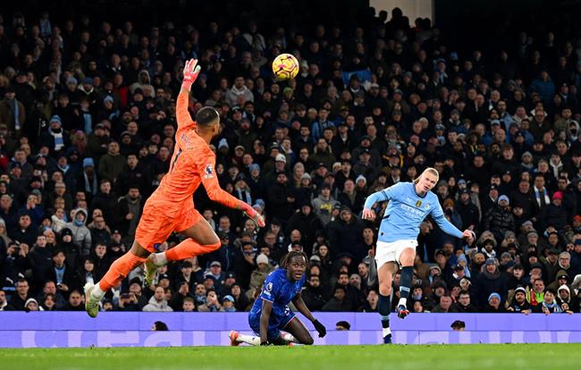 Neville so sánh Robert Sanchez với Loris Karius 1