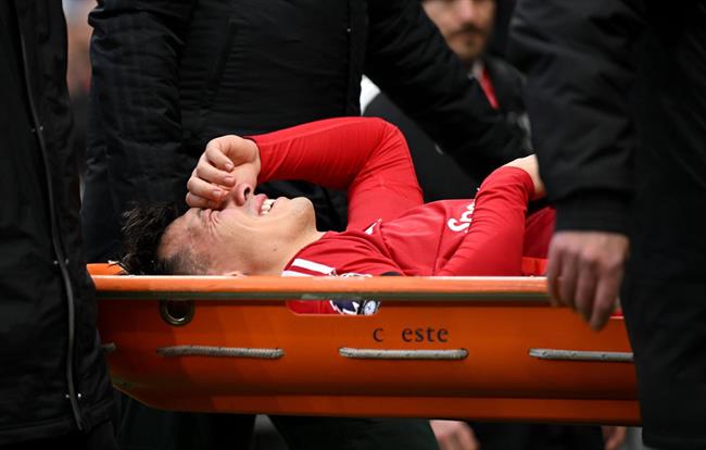 Lisandro Martinez rời sân trong nước mắt trước Crystal Palace