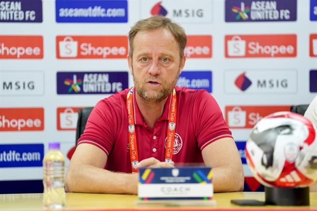 HLV Mano Polking tự hào về chiến thắng của CLB CAHN