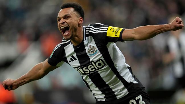 Jacob Murphy mở tỷ số cho Newvastle trước Arsenal. Jacob Murphy mo ty so cho Newvastle truoc Arsenal.