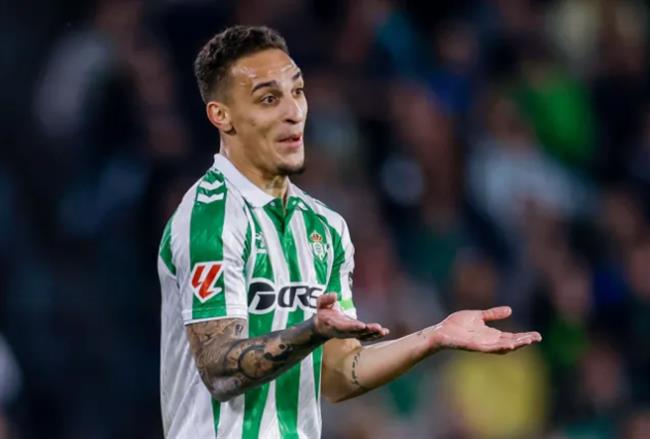 Antony ra mat an tuong trong mau ao Real Betis.