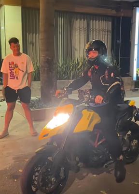 Công Phượng bị chê đi mô tô không chống chân tới đất 1