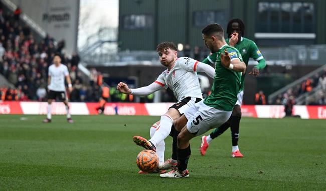 Tiền vệ Liverpool bức xúc với quả penalty ở trận thua Plymouth 1 Tiền vệ Liverpool bức xúc với quả penalty ở trận thua Plymouth 1