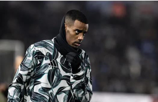  Alexander Isak duoc Arsenal quan tam.