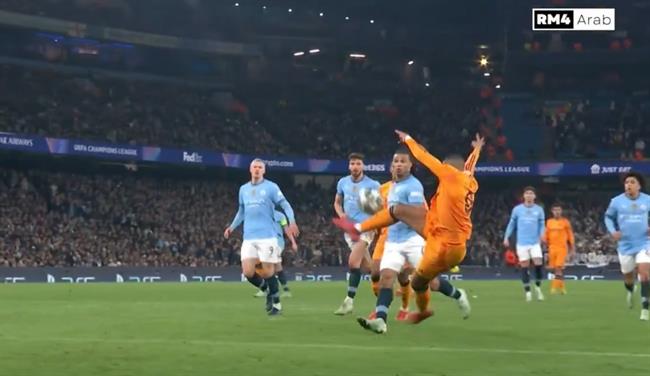 Kylian Mbappe khi bàn bằng ống đồng trước Man City