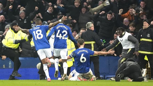 Virgil van Dijk Hòa Liverpool là chức vô địch với Everton 1