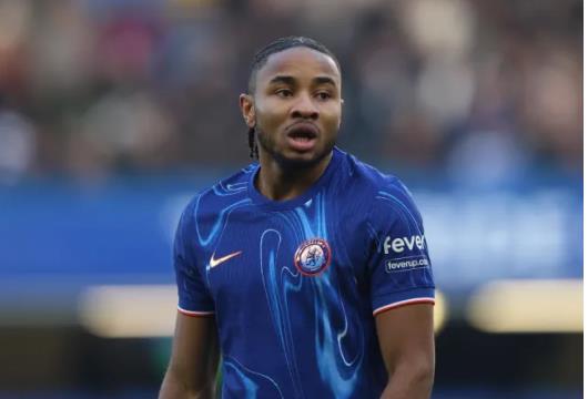 Christopher Nkunku trong mau ao Chelsea.