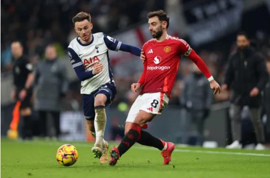 Bruno Fernandes choi cung Casemiro o hang tien ve truoc Tottenham.