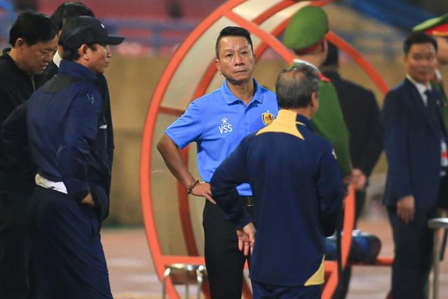 HLV Văn Sỹ Sơn bị treo quyền chỉ đạo 2 trận, phạt 5 triệu đồng