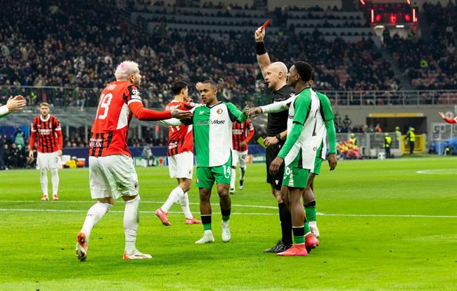 Zlatan Ibrahimovic cay đắng thừa nhận AC Milan tự thua Feyenoord