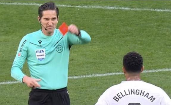 Trọng tài rút thẻ đỏ với Bellingham bị treo còi vô thời hạn