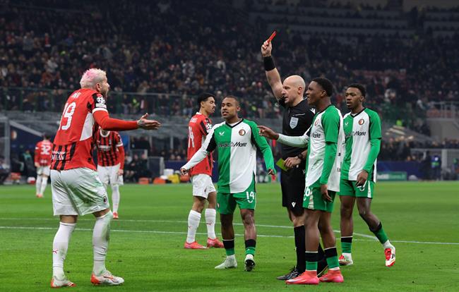 Theo Hernandez nhận thẻ đỏ khó tin khiến AC Milan bị loại ở C1