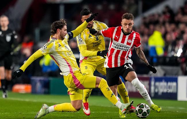 Tiền vệ Juventus tranh cãi với HLV Thiago Motta sau trận thua PSV 1 Tiền vệ Juventus tranh cãi với HLV Thiago Motta sau trận thua PSV 1