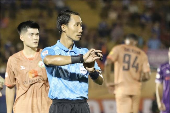 Trọng tài Lê Vũ Linh bị HLV của TP HCM phàn nàn