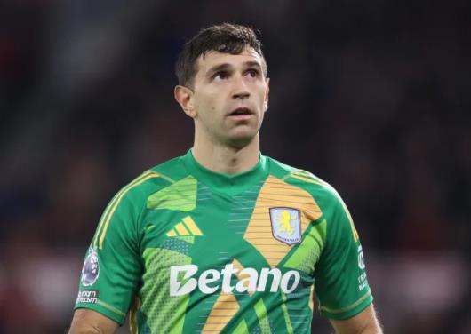 Emiliano Martinez choi rat tot trong mau ao Aston Villa.