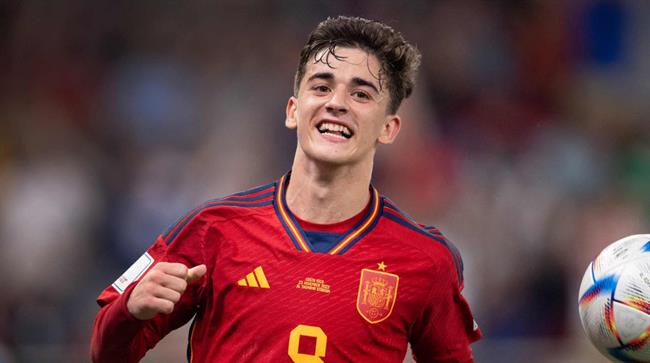 Hansi Flick động viên Gavi sau khi bị loại khỏi ĐT Tây Ban Nha