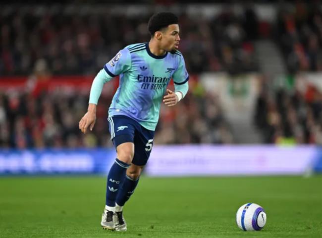 Ethan Nwaneri roi san trong hiep 2 o tran dau voi Nottingham Forest.