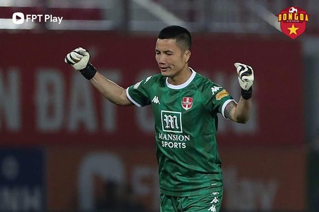 Thủ môn ĐT Việt Nam thẳng thắn phê bình đồng đội sau tấm thẻ đỏ