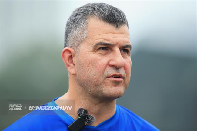 HLV Cristiano Roland nhắn nhủ con trai Quang Hải