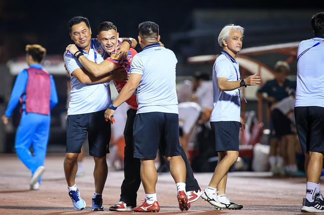 Thủ thành Việt kiều tiết lộ lý do trở về châu Âu ngay giữa mùa giải 1