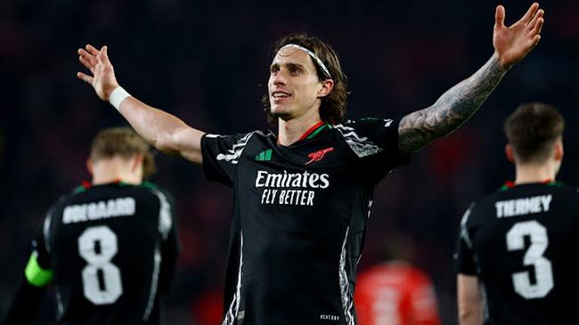 Arsenal danh bai PSV voi ty so 7-1 ngay tren san khach.