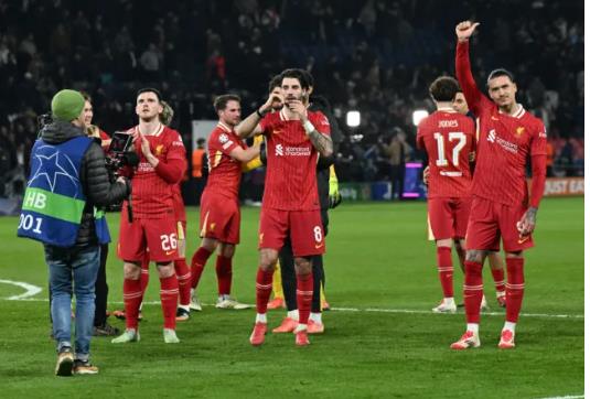 Jamie Carragher khong tin vao mat minh khi Liverpool ha PSG.