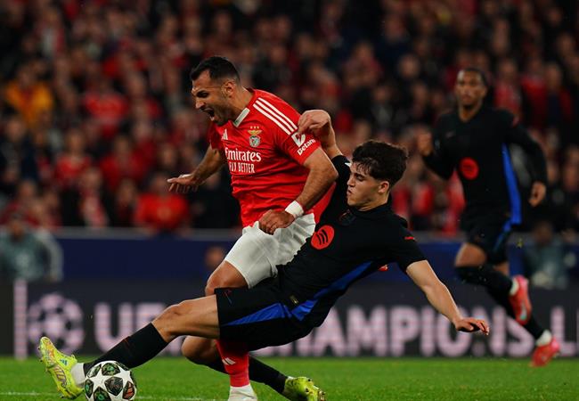 Hansi Flick lên tiếng về thẻ đỏ của Pau Cubarsi trước Benfica 1