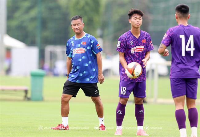 U23 Việt Nam gây ấn tượng với hành động "tôn sư trọng đạo"