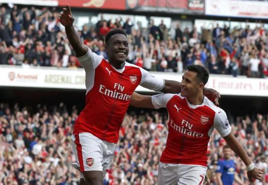 Danny Welbeck thich choi cung Alexis Sanchez