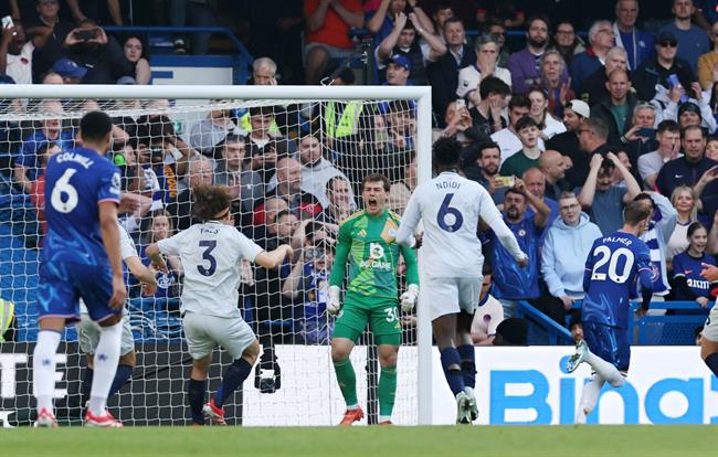 Enzo Maresca động viên Cole Palmer sau cú penalty hỏng ăn 1