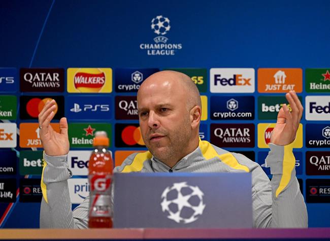 HLV Arne Slot mất ngủ trước trận lượt về với PSG