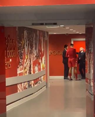 Virgil van Dijk hành động bất ngờ sau thất bại của Liverpool trước PSG 1
