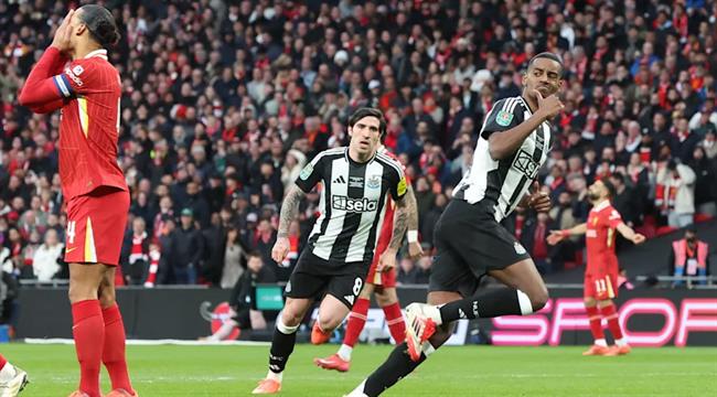 Newcastle danh bai Liverpool trong tran chung ket cup Lien doan Anh.