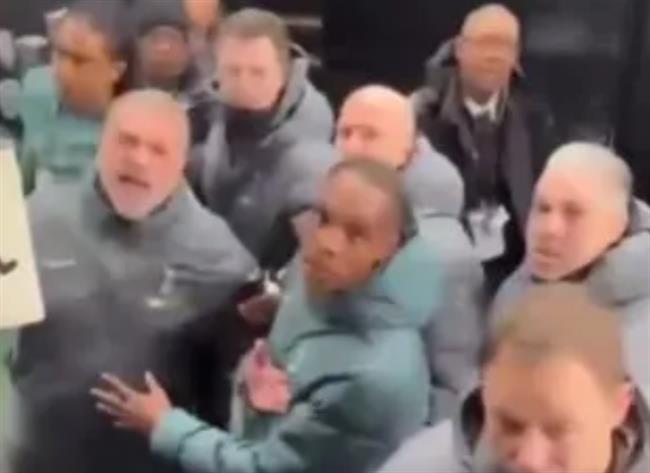 HLV Tottenham tranh cãi dữ dội với NHM