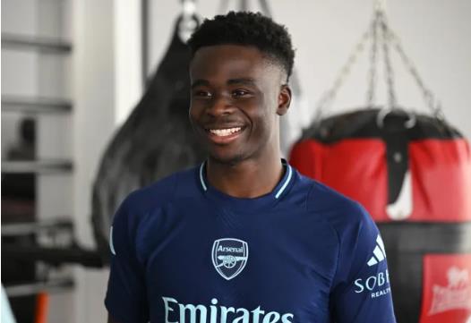 i Bukayo Saka sap tro lai sau chan thuong.