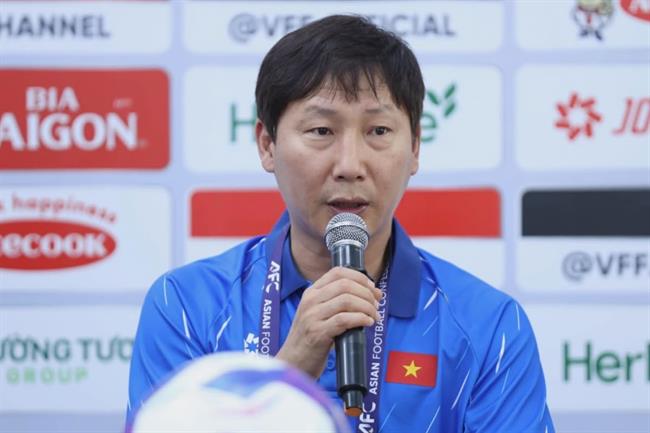 HLV Kim Sang Sik xin lỗi NHM, vẫn tin vào kỳ tích sau trận thua Malaysia