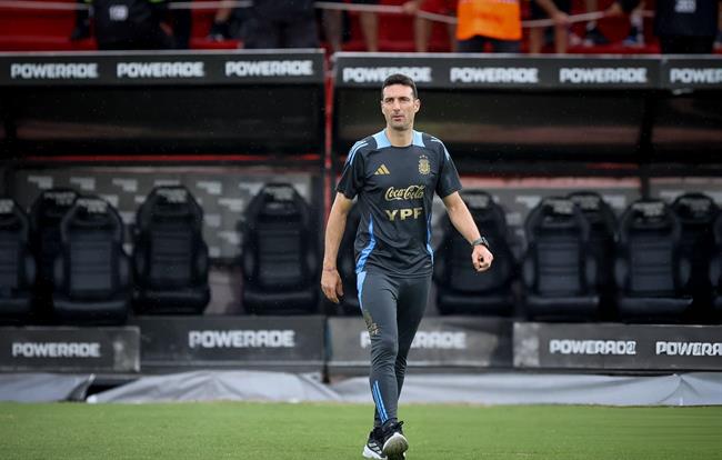 HLV ĐT Argentina không quan tâm lời khiêu khích của Raphinha